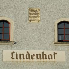 Schrifttafel im Giebel Dorfstraße 1