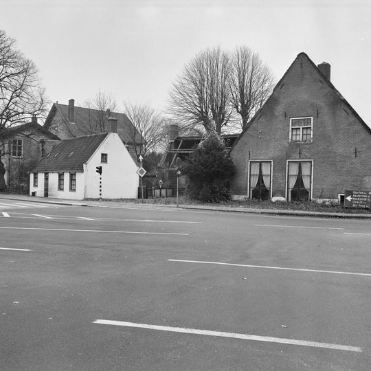 Boerderij, fraai groot langhuis met statige topgevel, gedeeltelijk oude roeden vensters, rieten dak