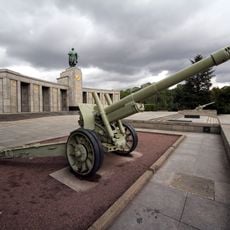 Western 152 mm gun-howitzer M1937 at the Soviet Cenotaph in Berlin-Tiergarten
