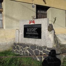 Pomník osvobození u domu 84 v Břežanech nad Ohří