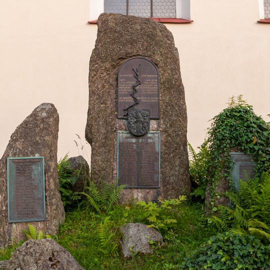 Pomník padlým v Rokytnici v Orlických horách vedle kostela Všech Svatých