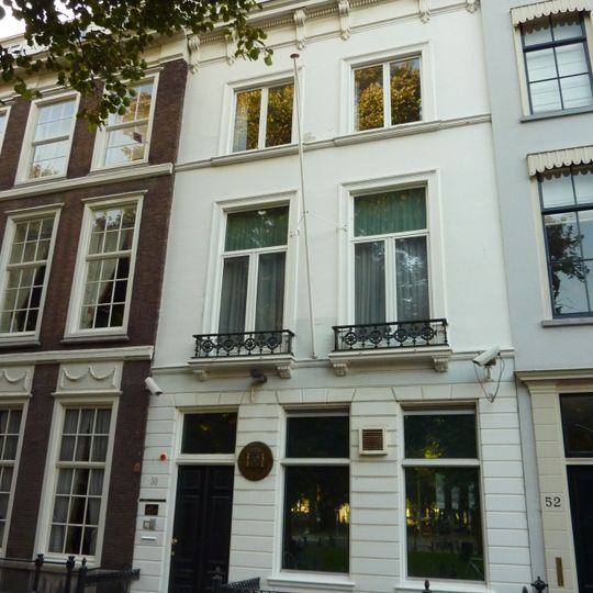 Pand met gevel met rechte kroonlijst op gesneden consoles