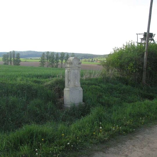 Podstavec kříže severně od Mezí