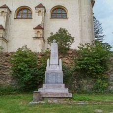 Pomník padlým v Karlovci u kostela