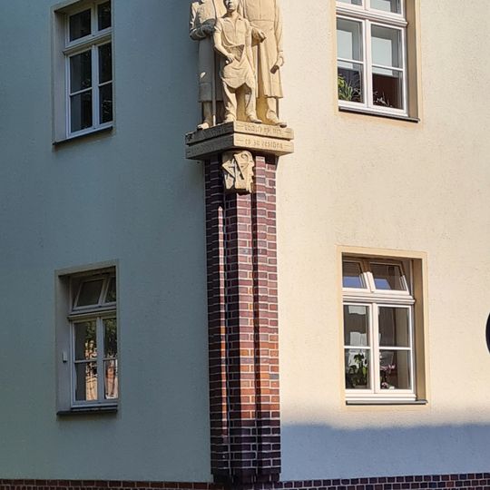 Einzeldenkmale der Sachgesamtheit Wohnanlage Franz-Mehring-Straße: Häuserzeile mit sieben Eingängen sowie Schlachthofstraße 17 in Ecklage Franz-Mehring-Straße 40; 42; 44; 46; 48; 50