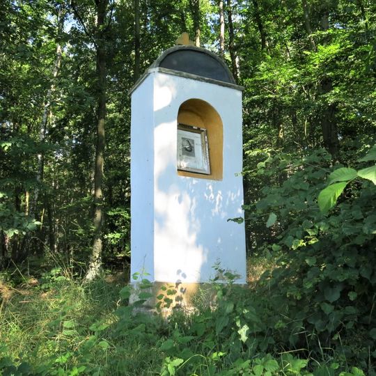 Kaplička na kraji lesa severovýchodně od Rašovic