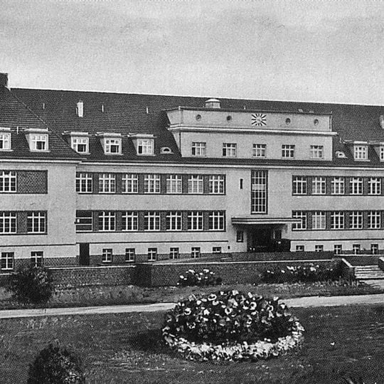 Dreiflügelanlage Biedermannstraße 84