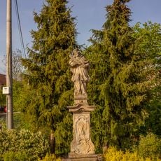 Socha sv. Jana Nepomuckého na návsi ve Střevači
