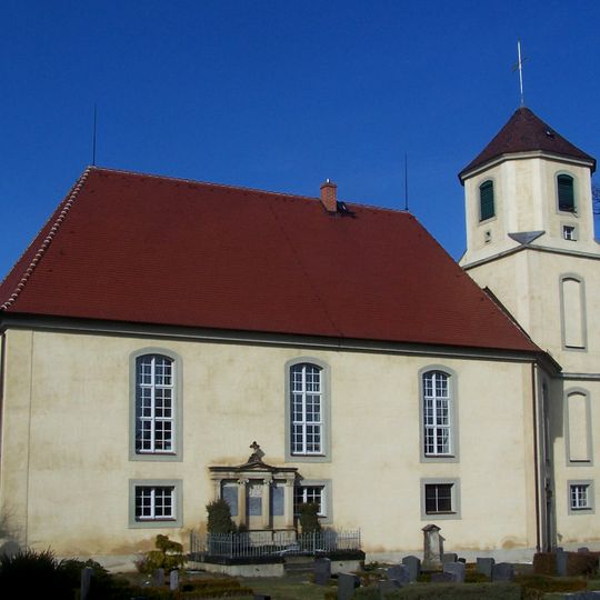 Kirche mit Kirchhof, Denkmal für die Gefallenen von 1870/71, eine Grabanlage und ein Grabmal an der südlichen Kirchenwand sowie Einfriedungsmauer mit Kirchhofstor Kirchweg