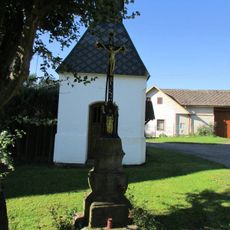 Kříž před kaplí v Hněvkovicích