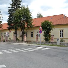 Štátna detská opatrovňa, oplotenie s bránou