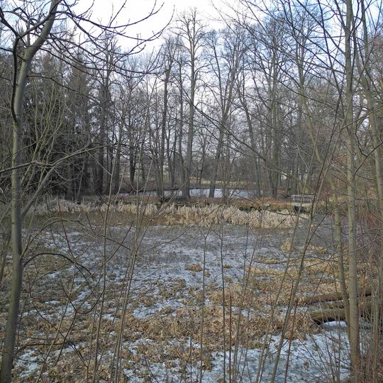 Sachgesamtheit Vorwerk Reinholdshain bestehend aus den Einzeldenkmalen: Wohnhaus , drei Seitengebäuden und Resten des Torbogens sowie Resten des Parkes mit zwei eingefasst