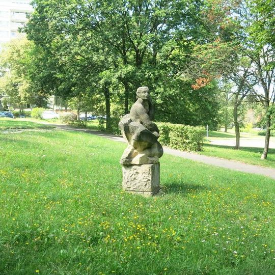 Socha dívky v parku v Opavské ulici v Teplicích