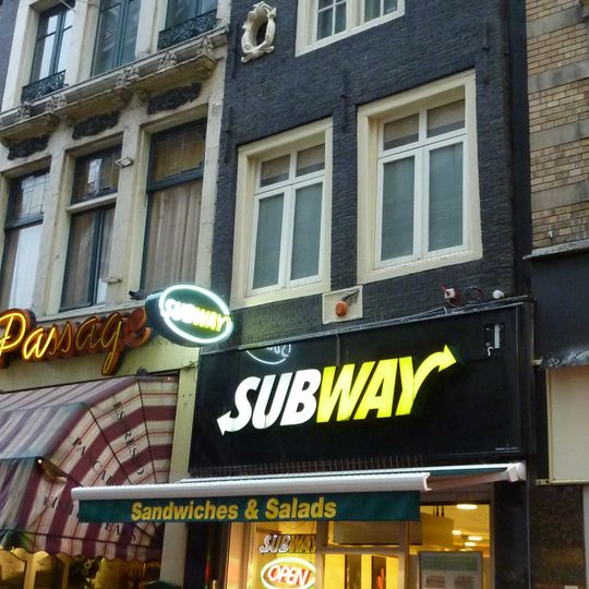 Pand met halsgeveltje met oeils-de-boeuf