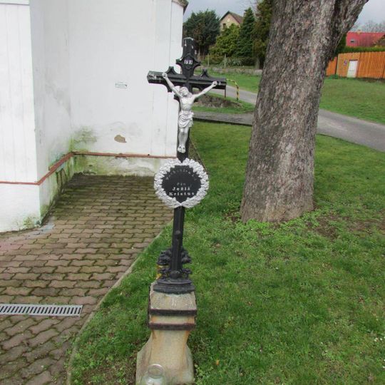 Kříž před kaplí ve Skrýšově