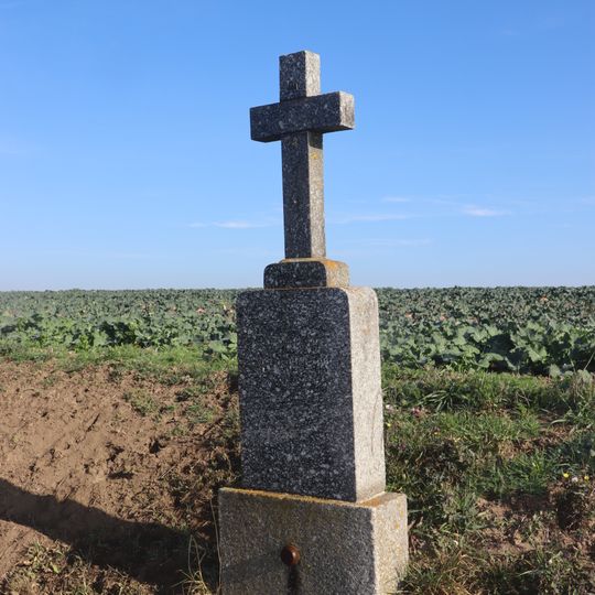 Kříž u silnice 351 severně od Dalešic