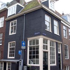 Pand van het 'noortse-bos-type' pothuis tegen het zijgevel