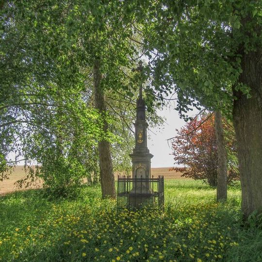 Kříž v Prasklicích na okraji obce