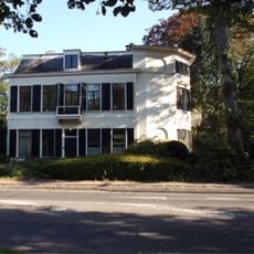 Herenhuis door een romantische parkaanleg uit de tweede helft van de 19e eeuw omgeven gepleisterd