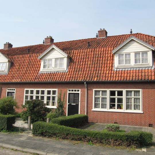 Rij van vier woningen in Interbellumstijl