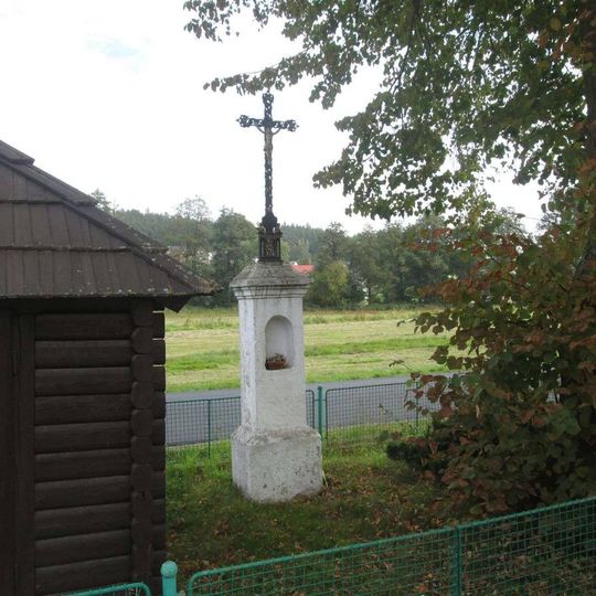 Kříž v Bučí u dřevěné zvonice