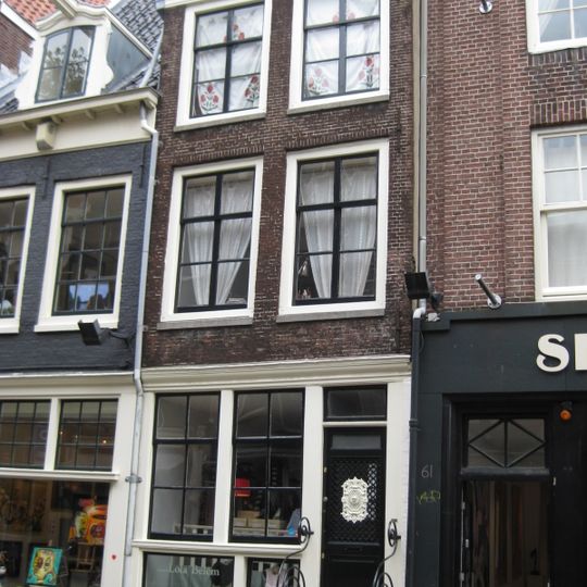 Pand met gevel onder rechte lijst