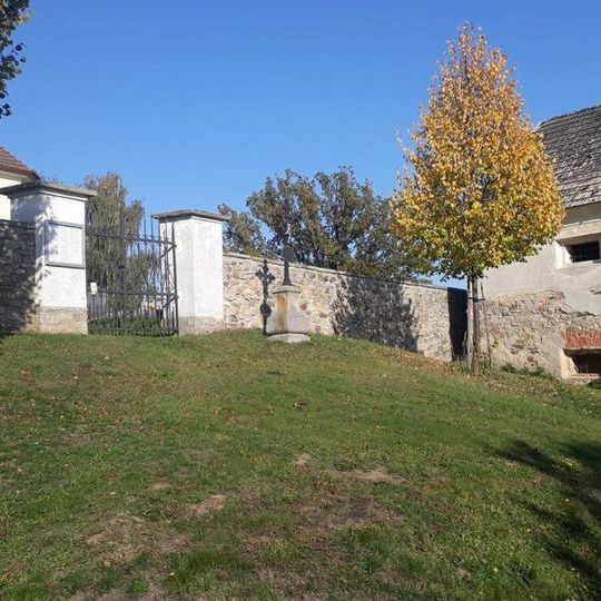 Kříž u kostela ve Stranné