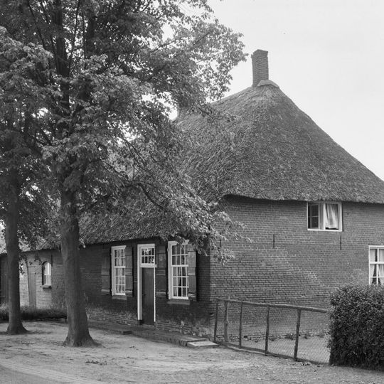 Boerderij van het Kempische langgeveltype, onder rieten wolfdak, ramen met kleine roedenverdeling en luiken