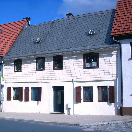 Wohnhaus in geschlossener Bebauung Großröhrsdorfer Straße 33