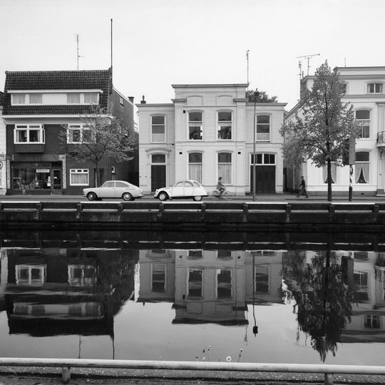 Woonhuis met koetshuis