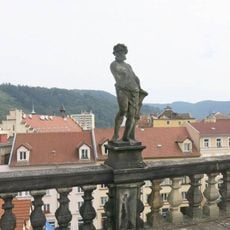 Socha Hefaista na balustrádě Růžové zahrady zámku v Děčíně