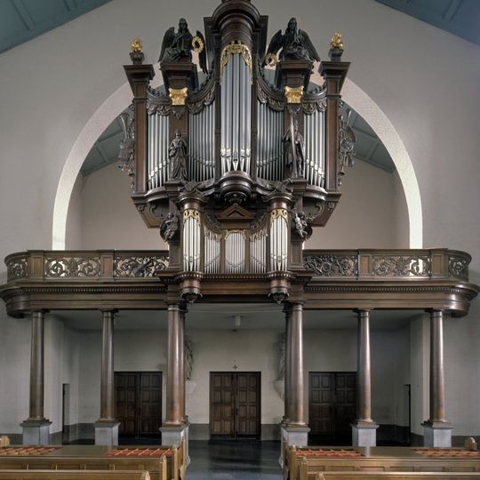 Interieur St. Lambertus: hoofdaltaar, levensgrote beelden van Franciscus, Jozef, Augustinus en Elias, twee altaarstukken, communiebank, twee stenen wijwatervaten, orgel