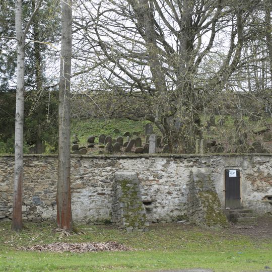 Ohradní zeď židovského hřbitova v Třešti