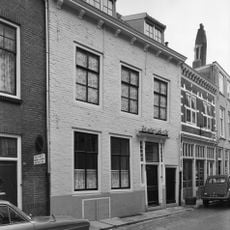 Dwarshuis met geverfde gevel