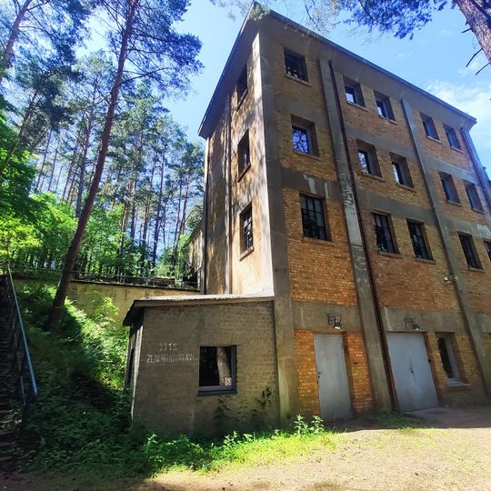 Exploseum Factory DAG