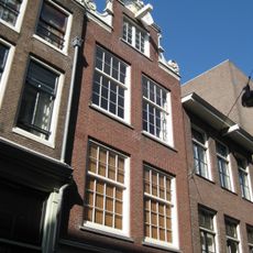 Huis, vanwege de zandstenen onderdelen van de gevelhals