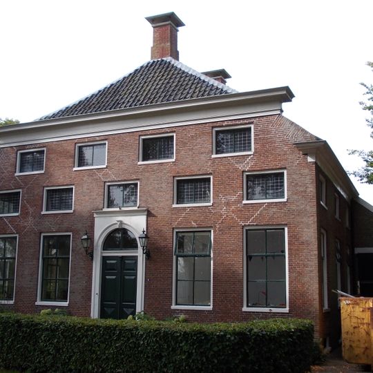 Oldambster boerderij met omlijste ingang in het midden van de voorgevel en twee rijen zaadzoldervensters