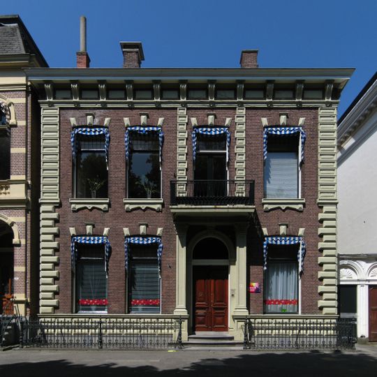 Neo-classicistisch herenhuis met poortje