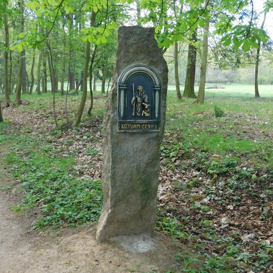 Reliéf svatého Ivana na Cestě českých svatých u Petrohradu