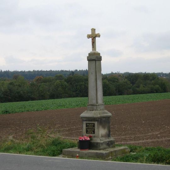 Pamětní kříž u silnice západně od Doubravčic