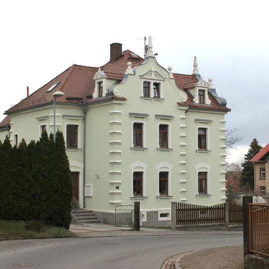 Wohnhaus in offener Bebauung Bahnhofstraße 14