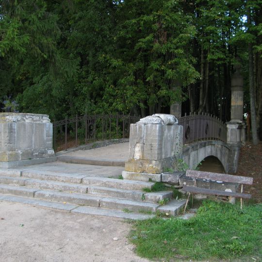 Vārti un ieejas tiltiņš ar dekoratīvām skulptūrām