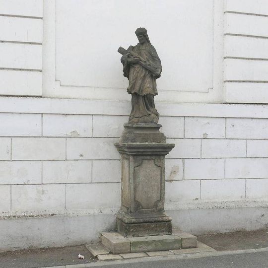 Socha svatého Jana Nepomuckého u kostela na Václavském náměstí v Trmicích