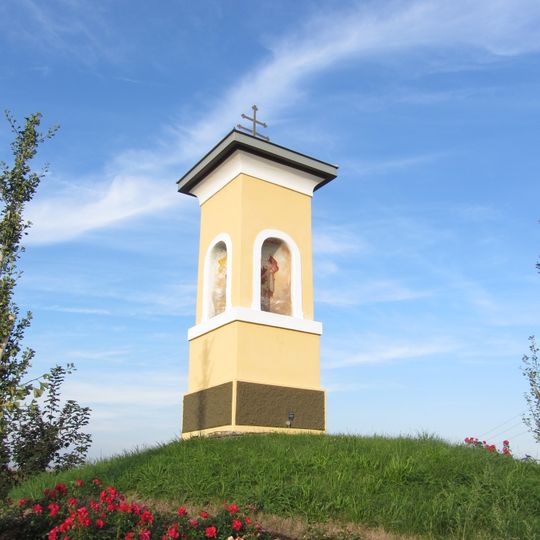 Künstlicher Hügel mit Bildstock Kogelkreuz