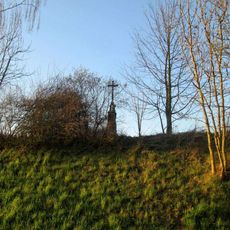 Kříž západně od Mochtína na svahu