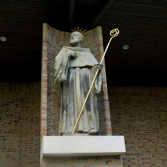 Socha svatého Bernarda v galerii světců na Velehradě
