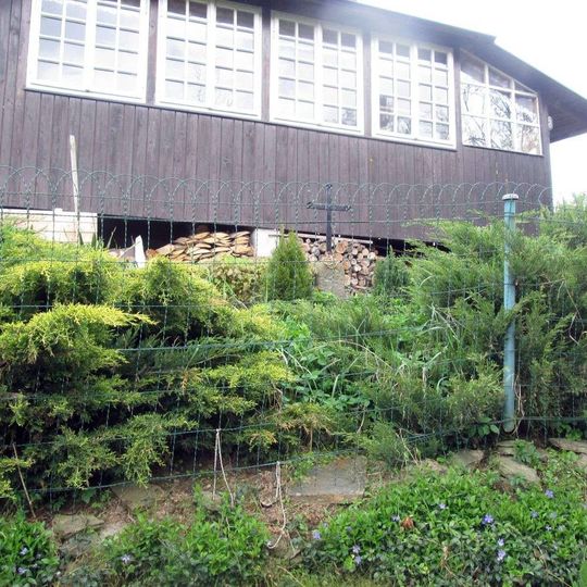 Kříž v Podmoklech v zahradě nad cestou