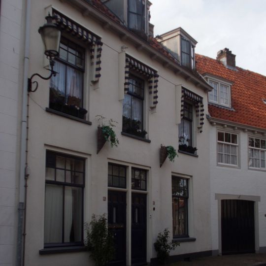 Nieuw huis met aan de achterzijde aan de Westsingel oudere vleugel haaks op het nieuwe huis met mansarde dak staand