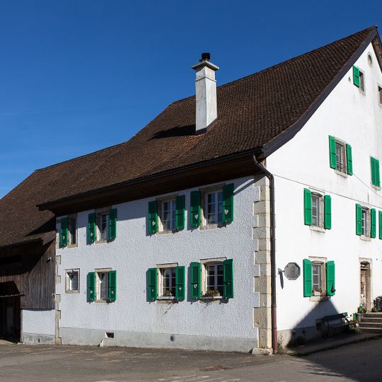 Doppel-Bauernhaus mit nebeneinander liegenden landwirtschaftlichen Nebengebäuden