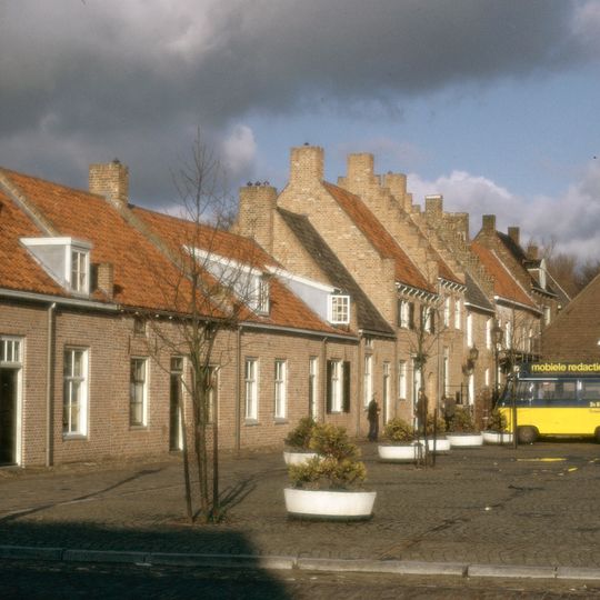 Kniphoek bij 8, Buren